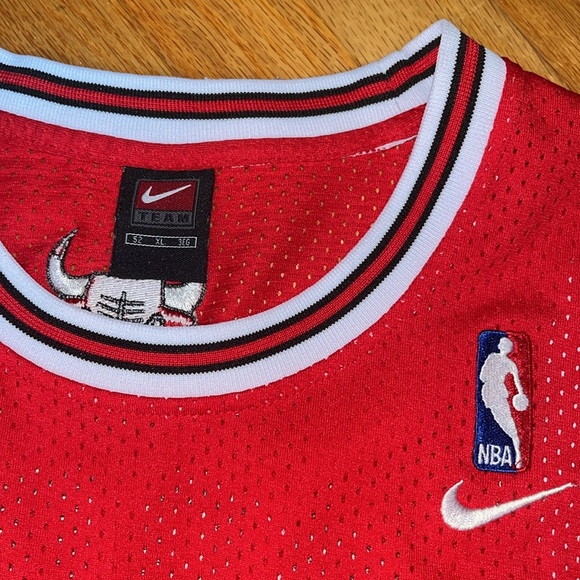 Nike Retro Jordan Bulls Jersey - Picture 4 of 5